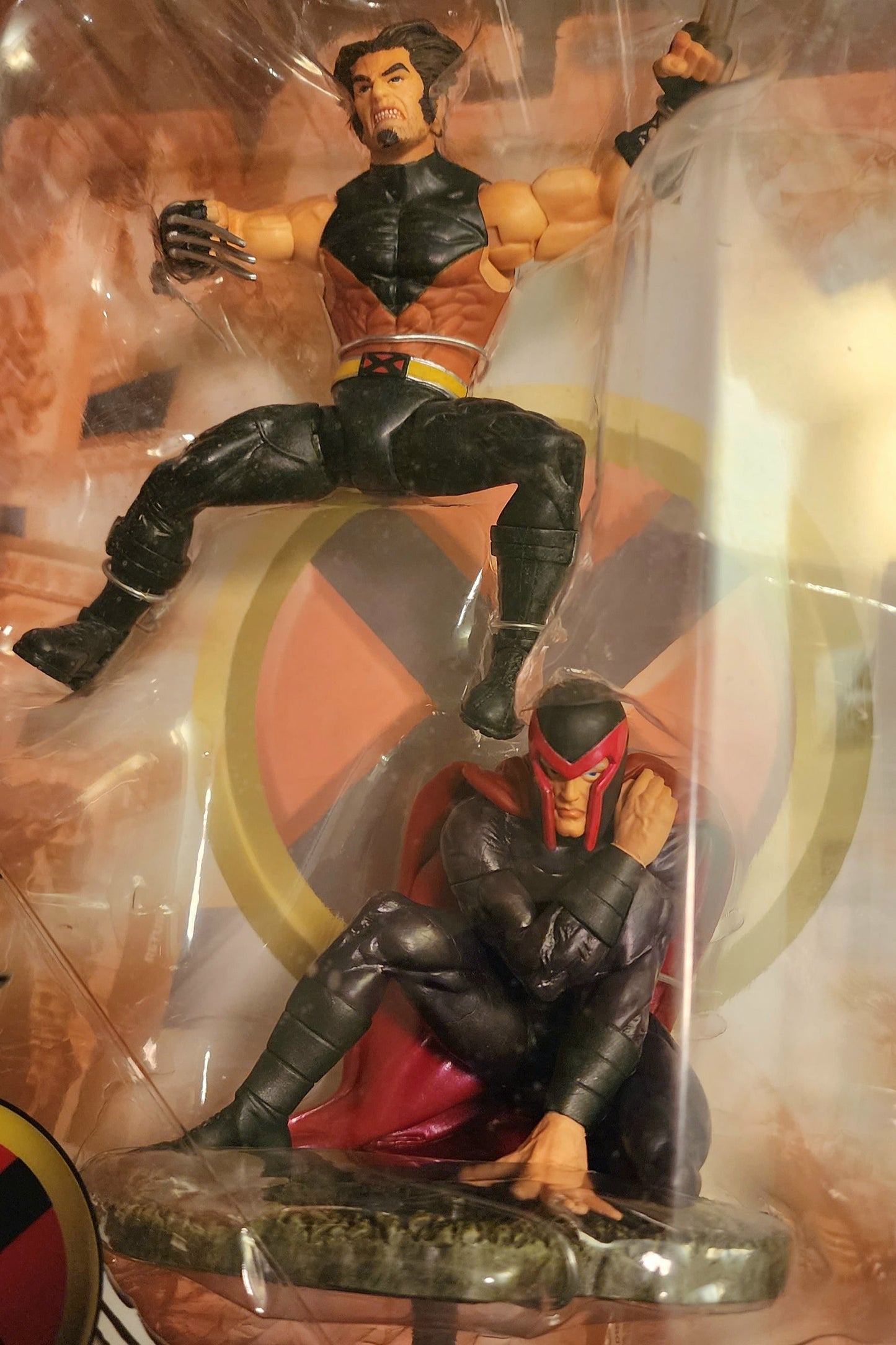 Marvel Select - Ultimate Wolverine Figure and Magneto Statue / Base (Sealed)