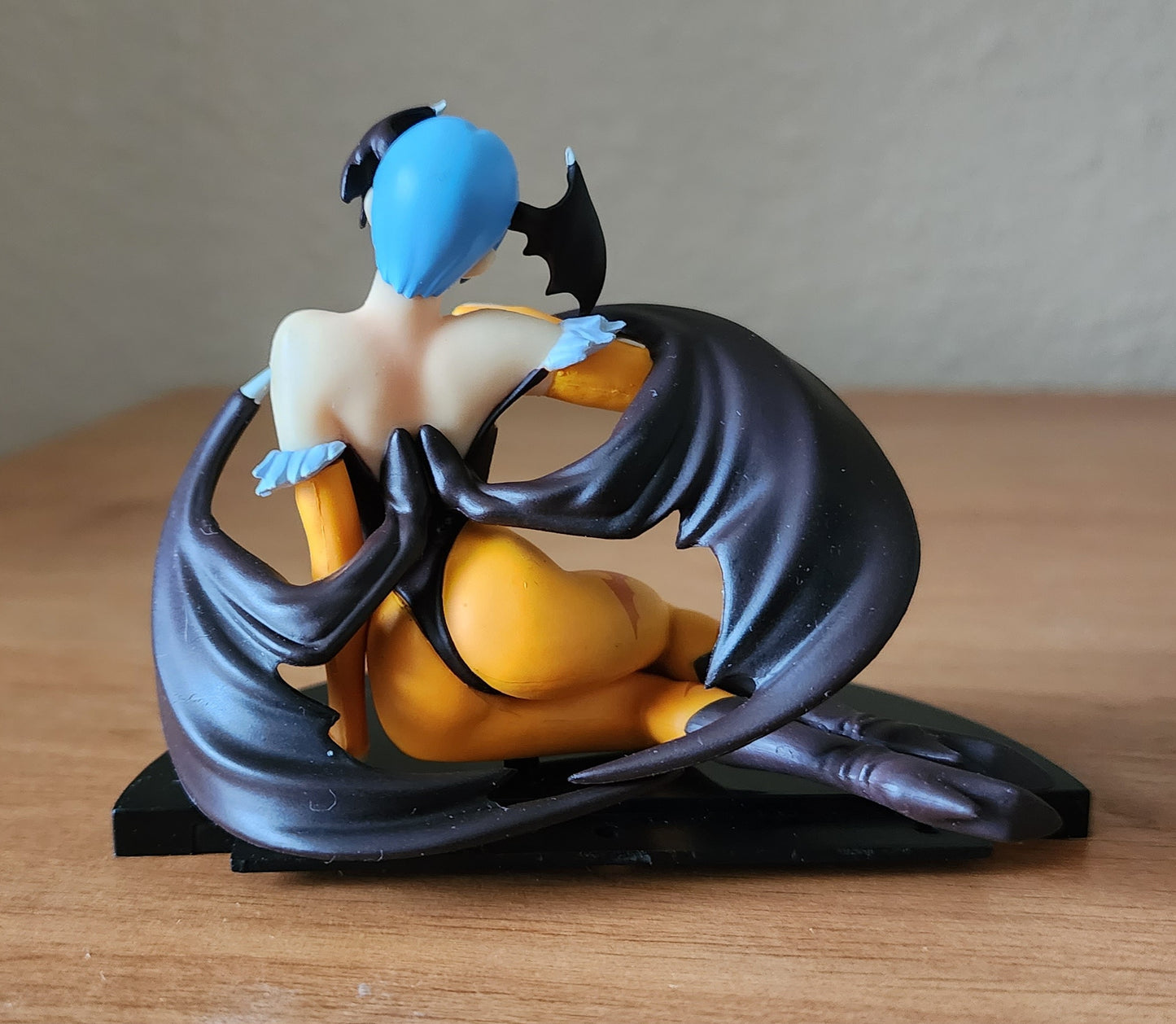 Lilith Aensland Darkstalkers Yamato "Sitting" Capcom Collection Figure (Blue Hair / Orange Outfit Variant)