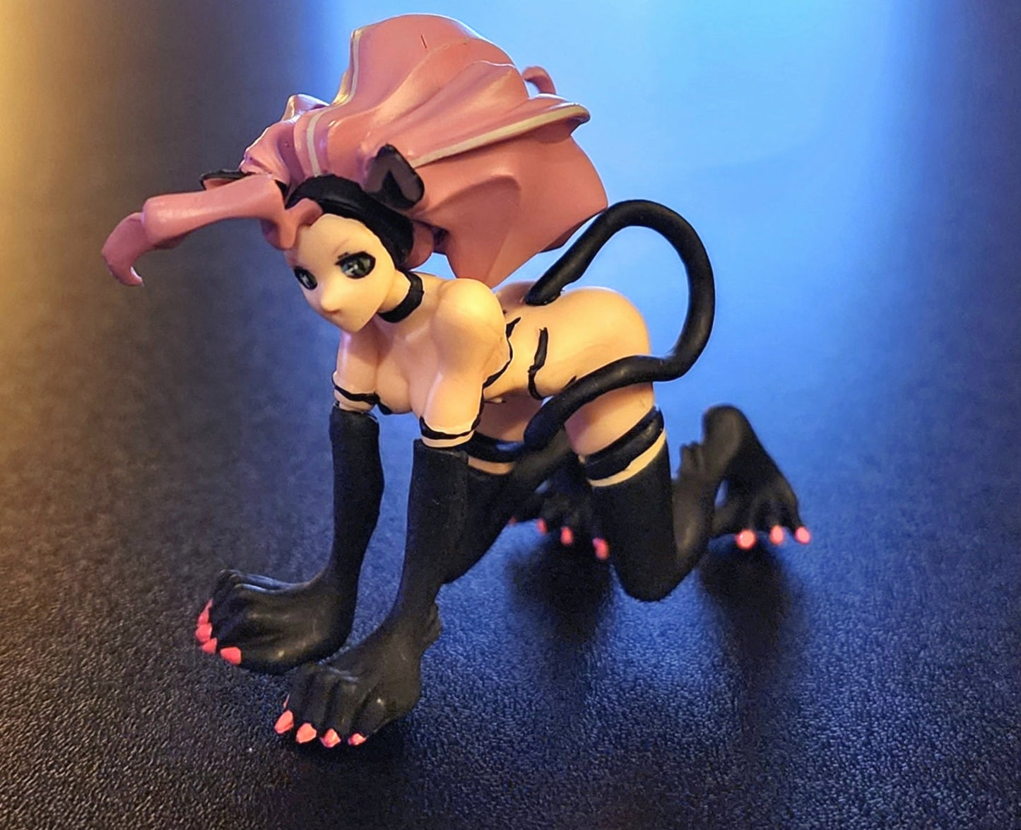 Felicia "Crawling Pose" Vampire Savior SR Series Gashapon Figure (Black / Pink Version)