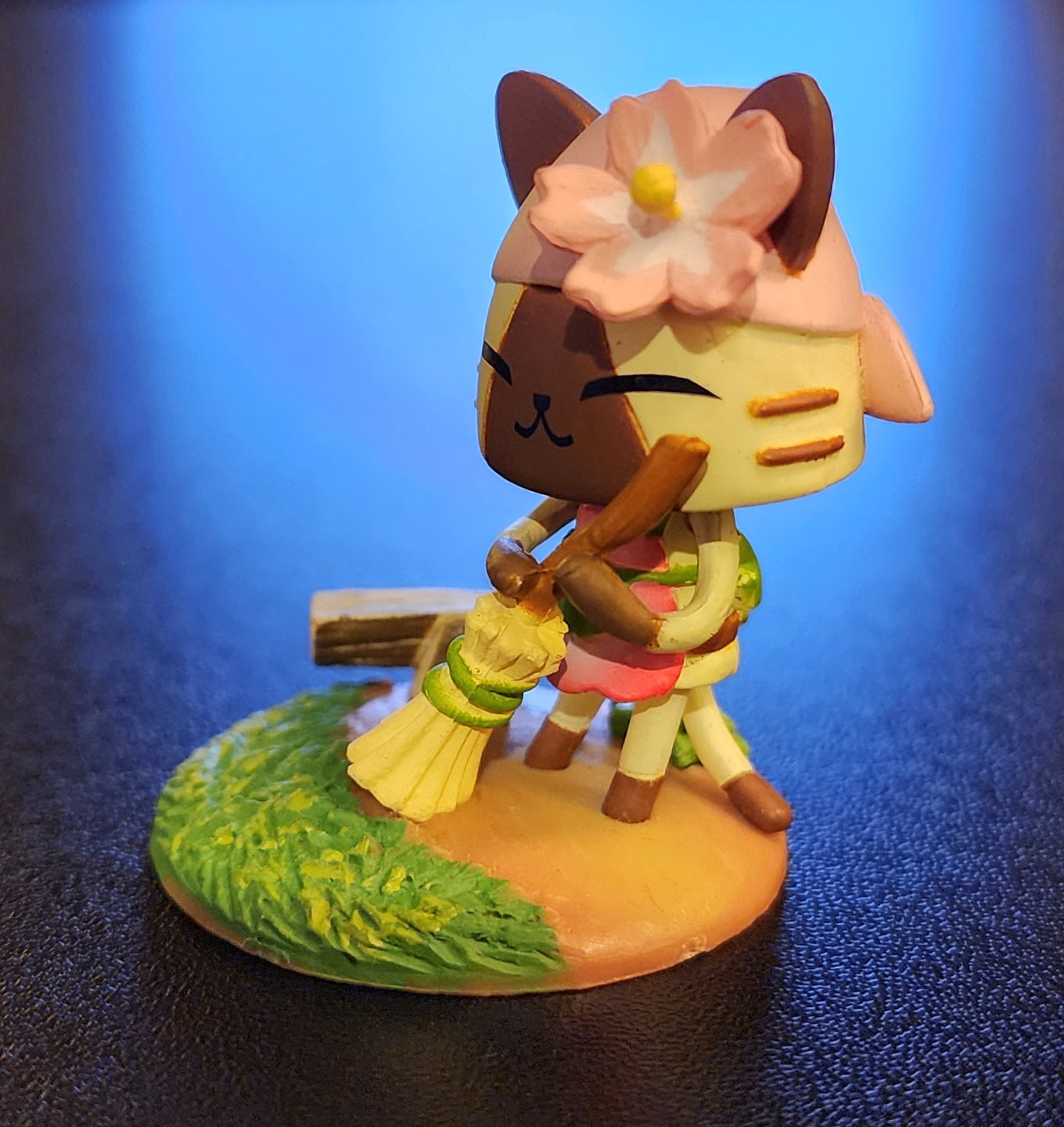 Monster Hunter Chibi Cat Palico Figure (Sweeping)