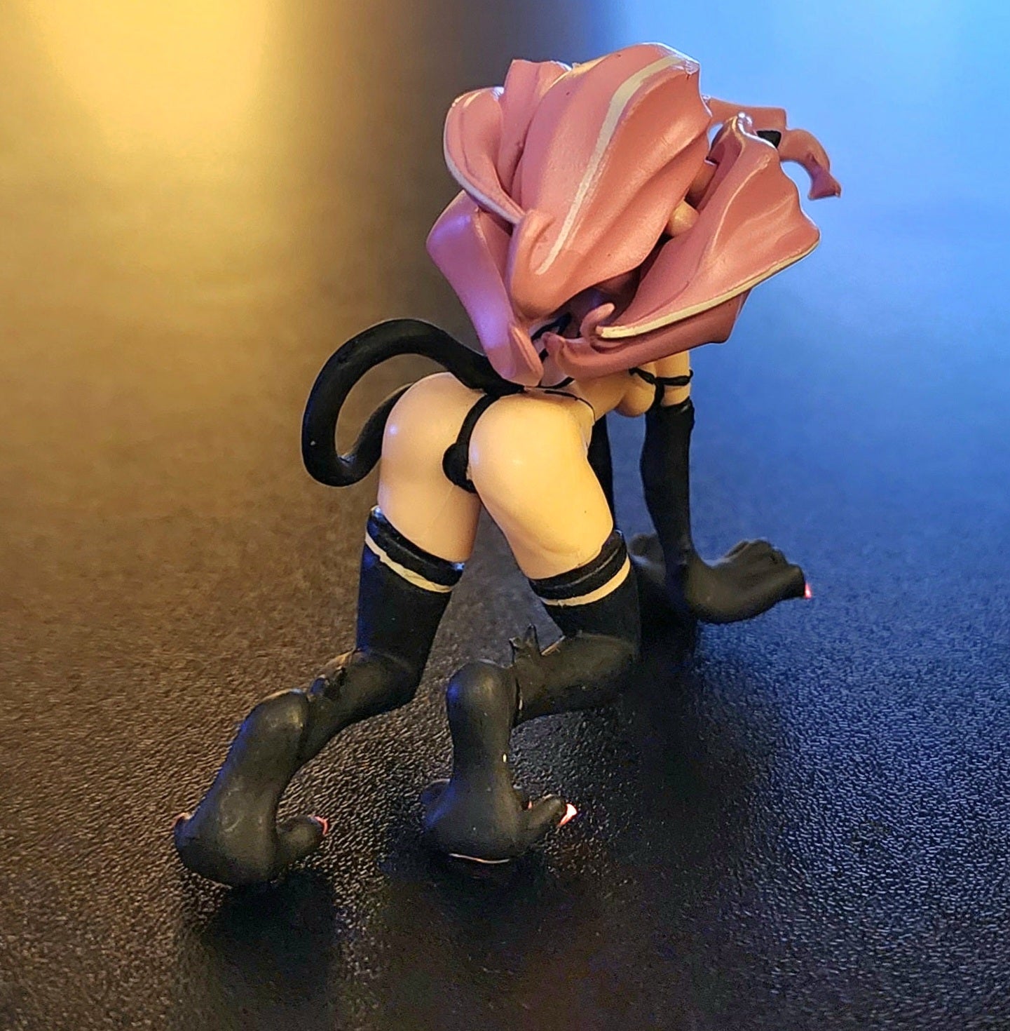 Felicia "Crawling Pose" Vampire Savior SR Series Gashapon Figure (Black / Pink Version)