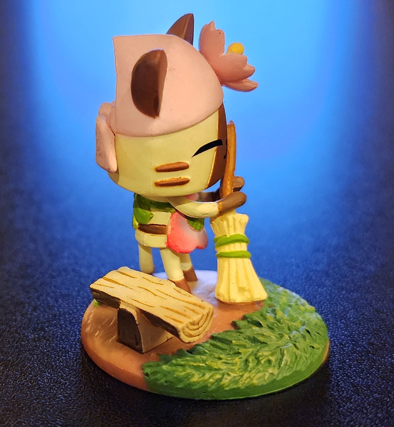 Monster Hunter Chibi Cat Palico Figure (Sweeping)