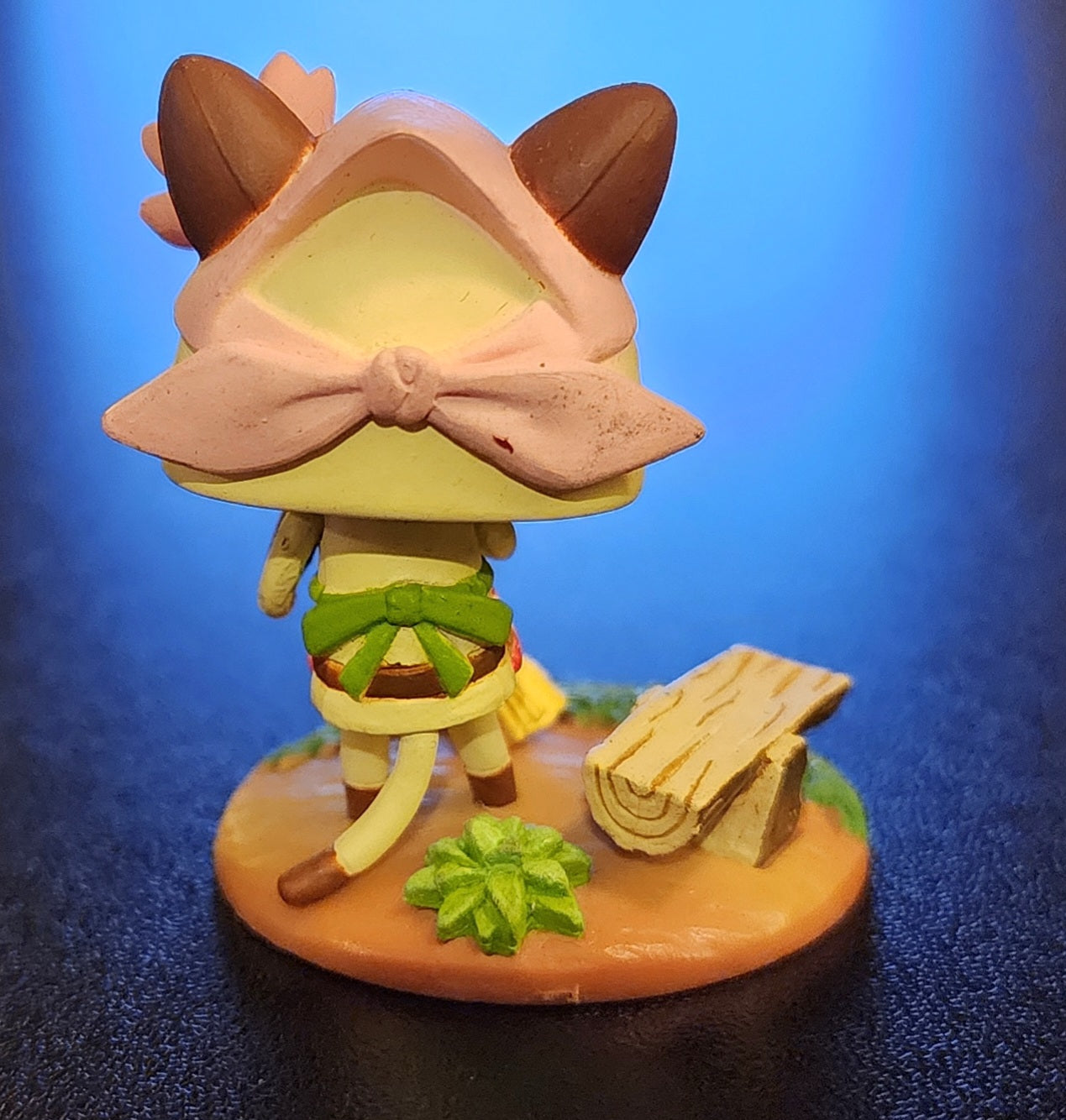 Monster Hunter Chibi Cat Palico Figure (Sweeping)