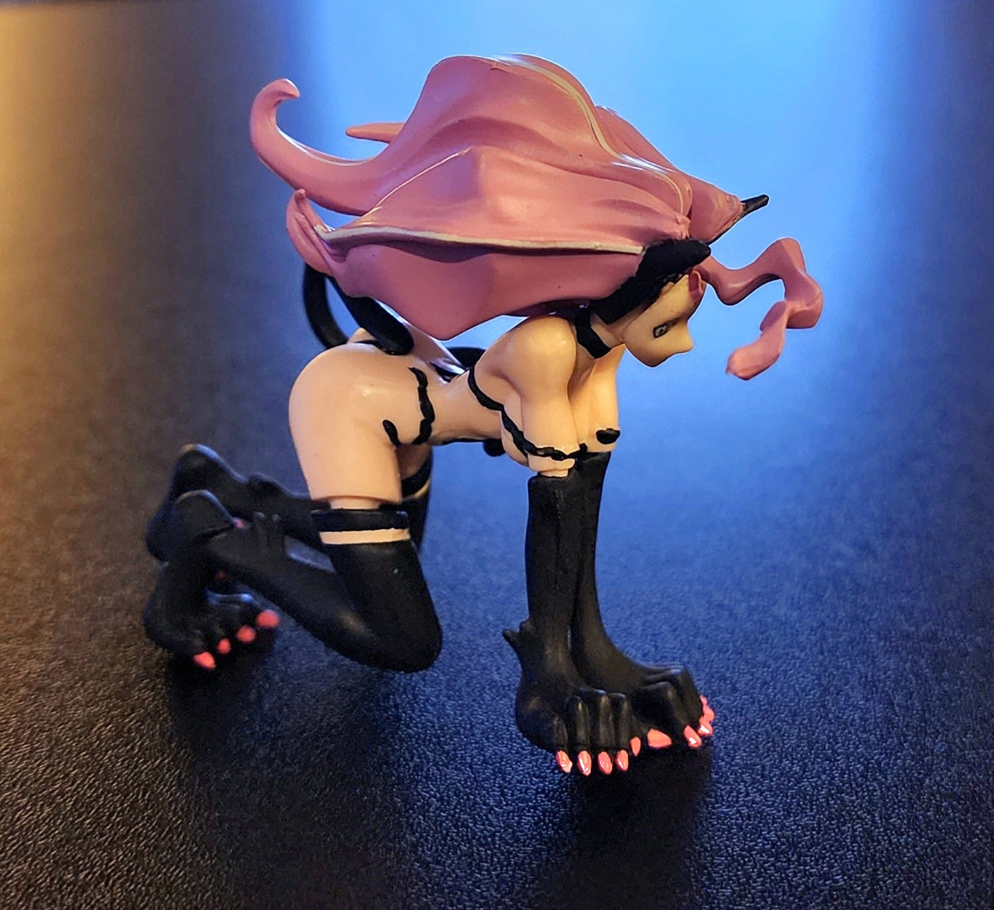 Felicia "Crawling Pose" Vampire Savior SR Series Gashapon Figure (Black / Pink Version)